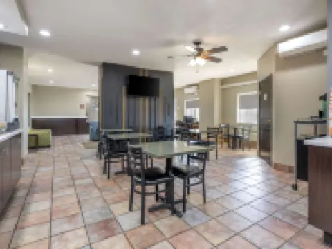 Quality Inn & Suites Hotels in Lincoln