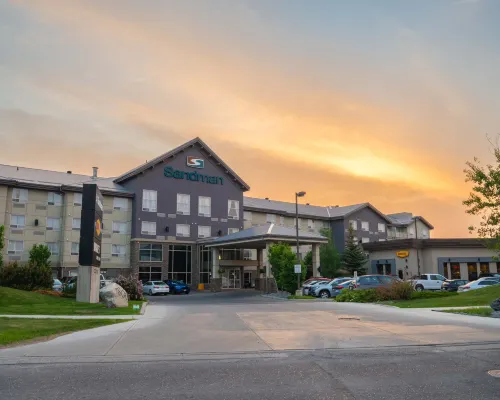 Sandman Hotel & Suites Calgary South Отели рядом с достопримечательностью «Железнодорожная станция Heritage C Train»