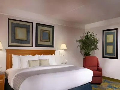 La Quinta Inn & Suites by Wyndham Shreveport Airport فنادق في 