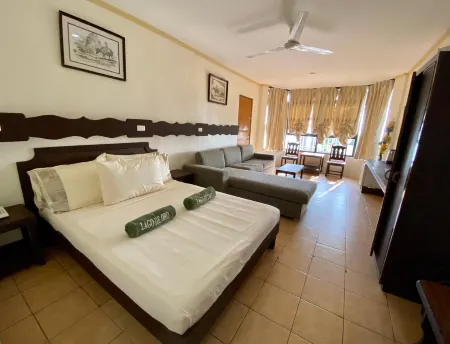 Lago de Oro Hotel & Wakepark Отели в г. Калатаган