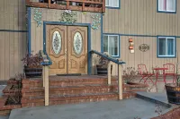 Expansive Getaway ~ 2 Miles to Mendenhall Glacier! - balcony