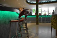 Hotel Alone - Barer