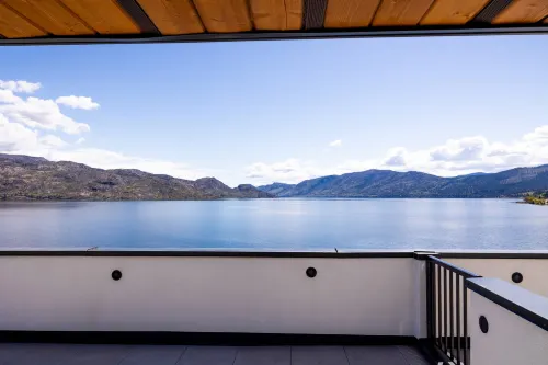 Spacious Tranquil Oasis at Okanagan 302 Hotels in Peachland
