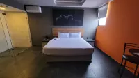 4Play Motel Hotels near Aceway