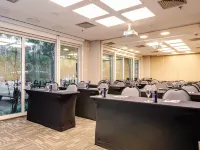 بلو تري بريميوم فيربو ديفينو Hotels near مسرح ألفا