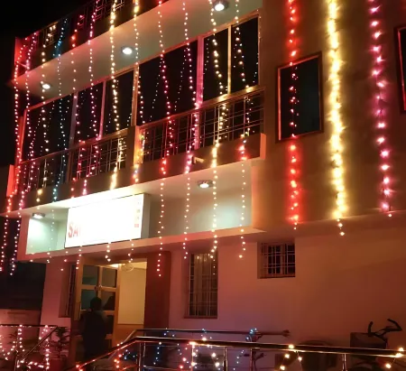 Sakura House Отели рядом с достопримечательностью «Statue of Buddha in Bodhgaya»