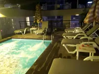 Maple Leaf Hotel & Apartment - piscina