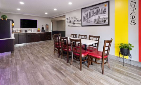 Super 8 by Wyndham Burnham/Lewistown