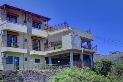 StrawBella Inn Villa Hotels in Dhangarwadi