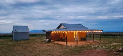 Anam Cara Vineyard. Romantic Vineyard Cottage with sweeping views Callaghan Vineyards附近的飯店