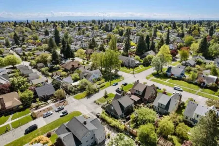 Cozy family home minutes from The University of Puget Sound!