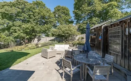 The Mariner · Walk to Beach+Rocky Neck · Fenced Backyard