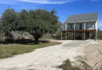 NEW!  FISHING, HUNTING COTTAGE 4 Bedrooms, 2 King beds, 4 Queen Beds, Sleeps 12