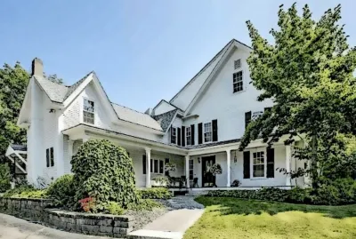 The 1799 Farmhouse at the base of Pat's Peak Hotel dekat New England College
