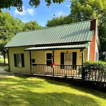 Adorable 2 Bedroom Cottage 3 blocks from downtown square