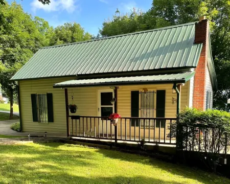 Adorable 2 Bedroom Cottage 3 blocks from downtown square ハリソンのホテル