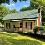 Adorable 2 Bedroom Cottage 3 blocks from downtown square Hotel dekat Bandara Boone County
