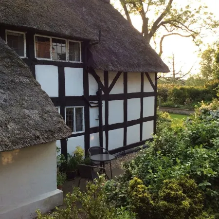 Heron View Riverside Retreat in Peaceful Rural Hamlet near Roman Town, Alcester Отели в г. Альчестер