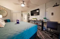 Maui Sunset Retreat: King Bed, Steps to the Beach, Pool, Gym, Sleeps 7!