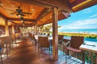 Beach! 2 Masters w Kings, Pets, Queen ensuite, hot tub, private heated Pool