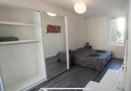 Appartement Cosy au Coeur des Maisons de Champagne Avec Jardin Privé de 110m2 Отели рядом со станцией REIMS RAILWAY STATION