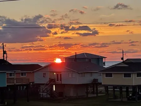 Come and enjoy the beautiful Surfside beach and “heav’n fun” in this cozy home!