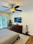 NEW! Charming Pet Friendly Modern Cottage in the Historic District of Saugatuck!