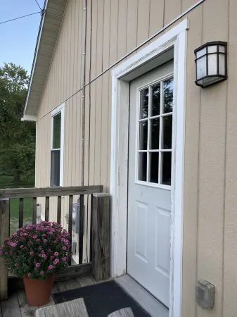 Bright carriage house steps from rail trail and river & 45 minutes to Penn State