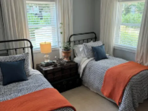 Charming 3-bedroom house in Deltaville with Stunning Views and Beautiful garden! โรงแรมในMiddlesex County