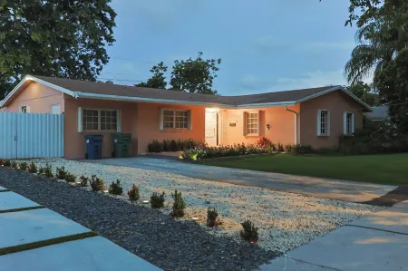 Casa Bay-Spacious Family Friendly 4 Bedroom Home with Ultimate Backyard Fun!