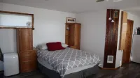 Guest House near Glacier with sunset views