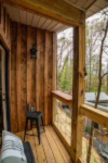 The Not SO “Tiny” Couple’s Cabin. 5 Minutes to Downtown with Hot Tub & Fire Pit