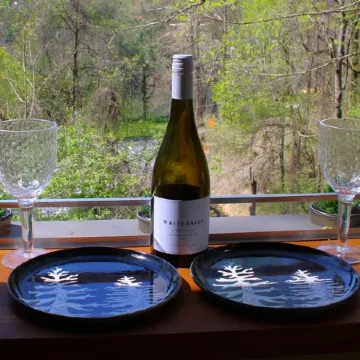 The Not SO “Tiny” Couple’s Cabin. 5 Minutes to Downtown with Hot Tub & Fire Pit