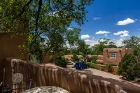 Light Filled, Spacious Casita~Walk to Downtown & Mountain Views