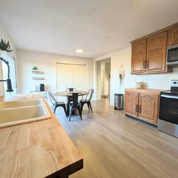Full 3-bedroom house with entertainment room. 5 minutes to FLW front gate.