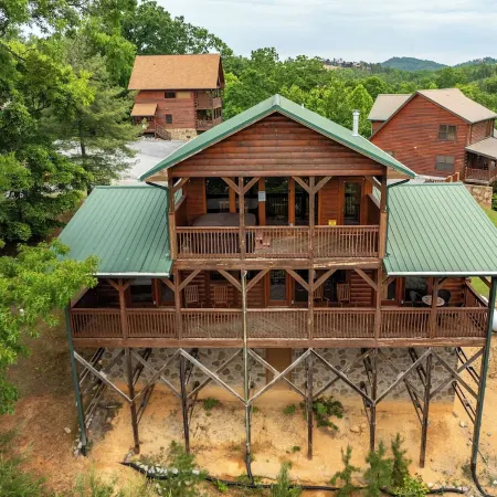 Pigeon Forge 2 King Bedroom Cabin! Stunning Mtn View! Hot Tub! Game Room!