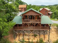 Pigeon Forge 2 King Bedroom Cabin! Stunning Mtn View! Hot Tub! Game Room!
