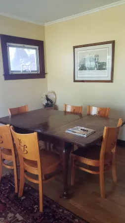 Vintage Island Home 2 Blocks From Town. 4 Bdrs, 2 Kitchens, 3 Bath. Can Sleep 14