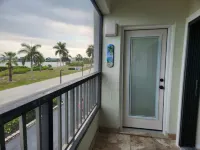 Harborfront Views, Rooftop Pool, walking distance to Fishermen's Village!