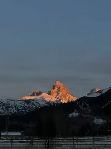 Cozy cabin in the heart of America’s favorite, wild playground