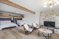 Hot Tub! Sunset Views. Walk to Beach. Pet Friendly. Sleeps 10! Hotel a Westport