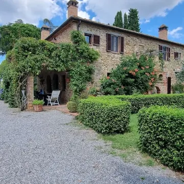 Idyllic guest house in Tuscan country house style with swimming pool