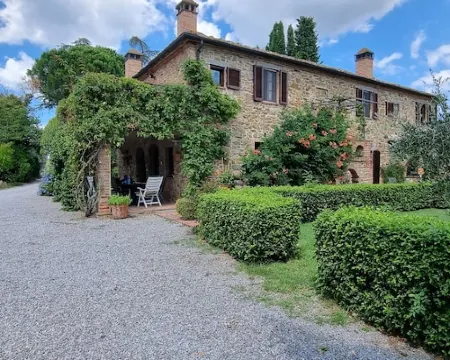 Idyllic guest house in Tuscan country house style with swimming pool シナルンガのホテル