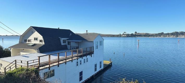 Bayfront Two Bedroom OVER the Water! Beach, Balcony & Pet friendly Hotels in Bodega Bay