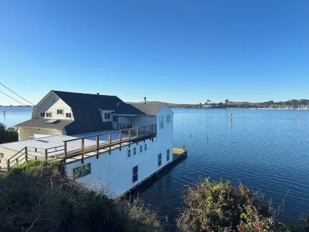 Waterfront 2 Bed-King/Queen , 2 Bath + Incredible Views Perched  over Bodega Bay