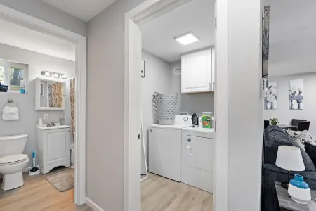 Beautiful remodeled 2 bedroom, walking distance from Downtown with AC