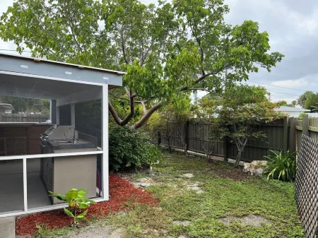 Enjoy a new remodeled house minutes away from Anna Maria Island Отели рядом с достопримечательностью «Биг Фиш»