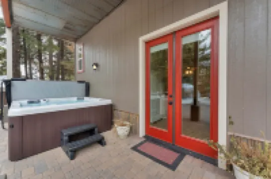 Cozy 1-bedroom apartment in charming Flagstaff with Hot Tub, Wi-Fi and AC.