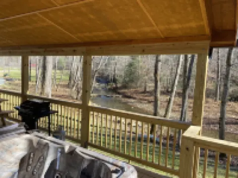 New 2/2 log cabin, rushing trout stream, hot tub, fireplace, 4 acres