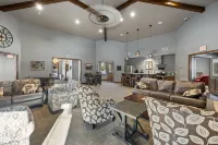 Stylish home with hot tub, pool access, wifi and garage